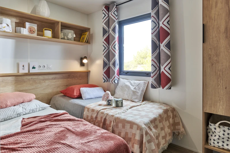 Chambre enfants avec lits sur pieds